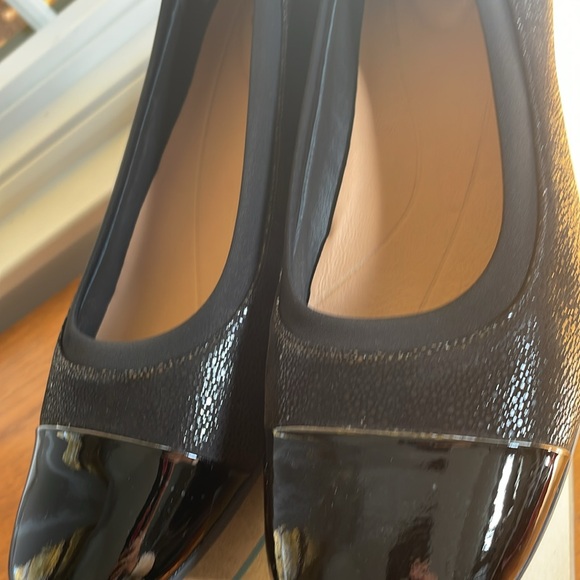 Women’s Clark Flat Size 9.5 Black with patent leather toe and heel. - Picture 9 of 9